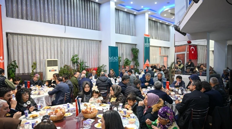 Malatya’da dev iftar sofrası: Yetimler Kervanı 1800 kişiyi buluşturdu!