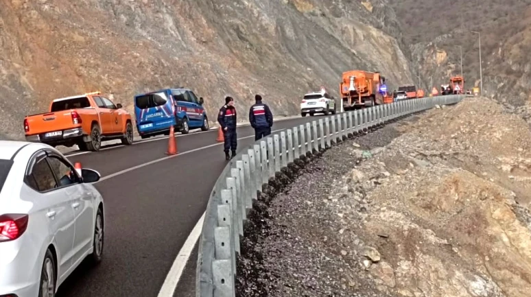 Erkenek’te toprak kayması: Malatya-Adıyaman karayolunda ulaşım aksadı!