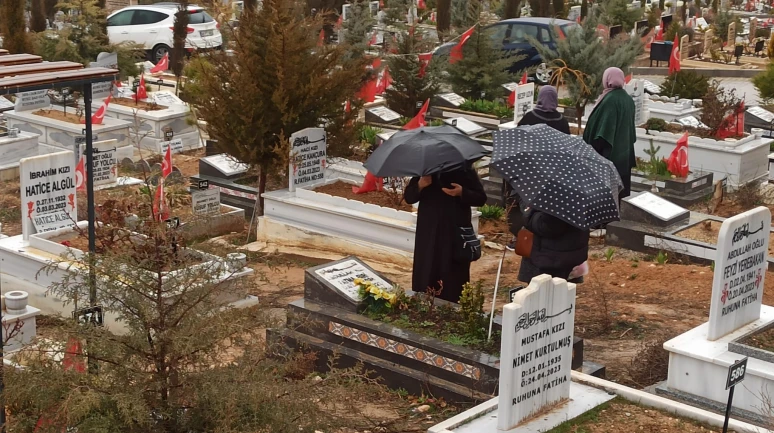 Malatya’da buruk bayram: Deprem şehitliğinde gözyaşları yağmura karıştı!