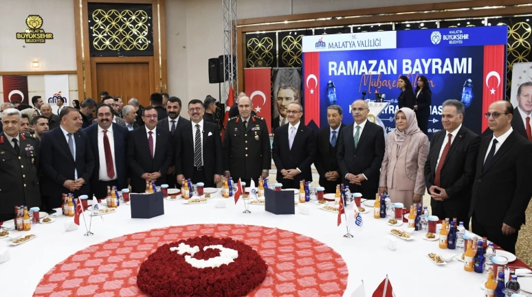 Malatya’da protokol ve vatandaş bayramlaştı: Sosyal yardımlarda bütçe açıklandı!