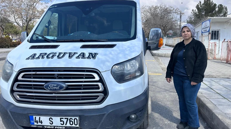 Malatya Arguvan’da kadın servis şoförü Mercan Koca takdir topluyor