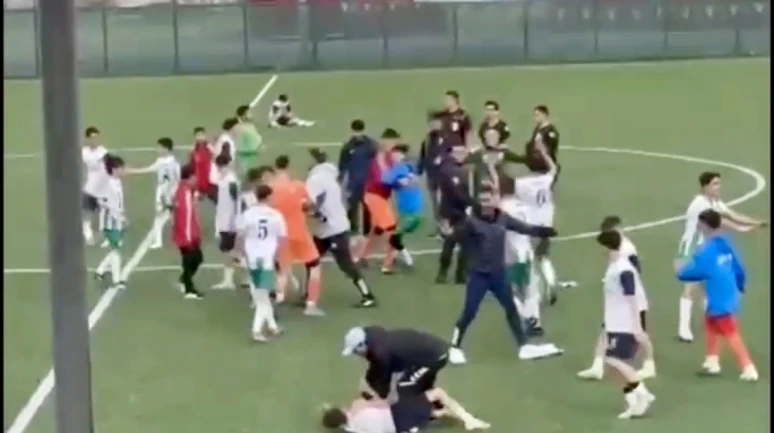 Malatya’da U-14 maçında saha karıştı: Tekme ve yumruklar havada uçuştu