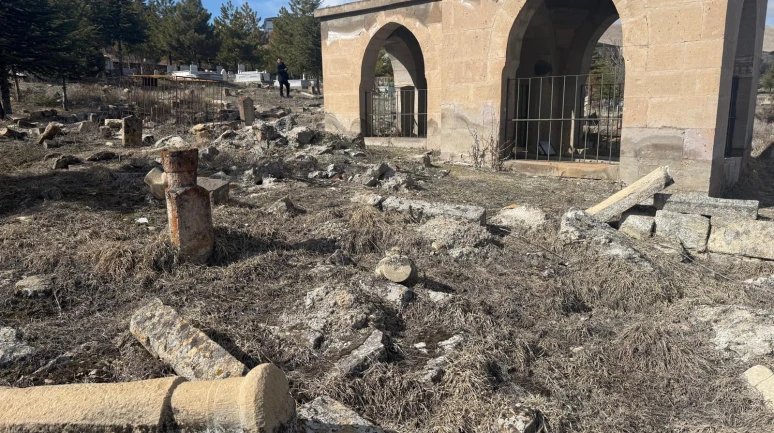 Darende Heyiketeği Mezarlığı’nda Tarih Yok Oluyor: Uzmanlardan Acil Çağrı