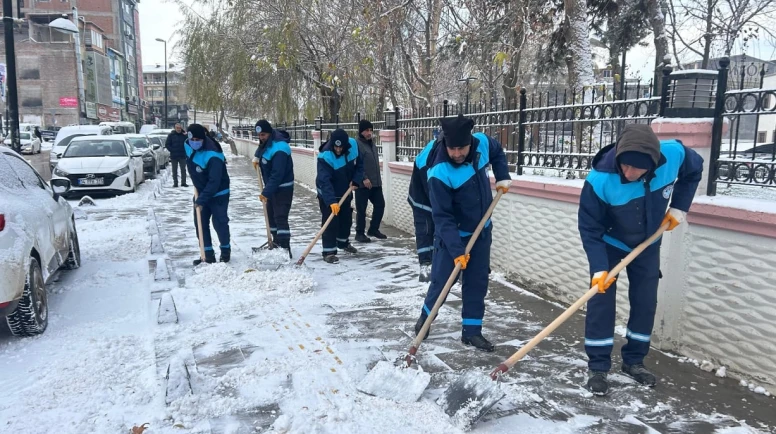 Battalgazi'de Karla Mücadele Çalışmaları Hız Kesmeden Devam Ediyor