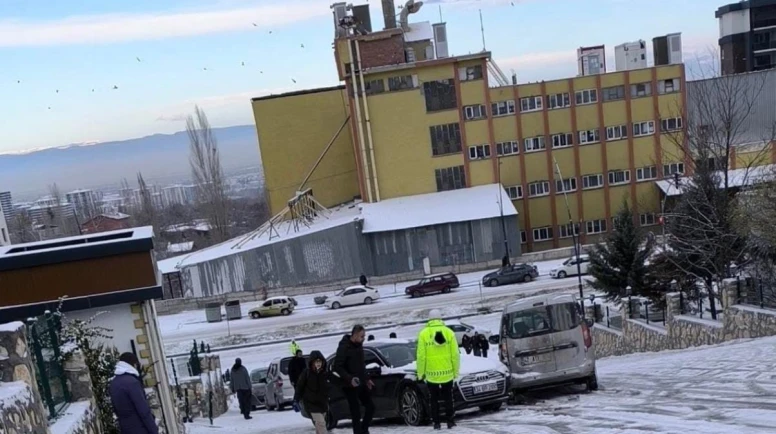 CHP’li Yıldız’dan Sert Kar Tepkisi: "Birkaç Santim Karda Malatya Felç"