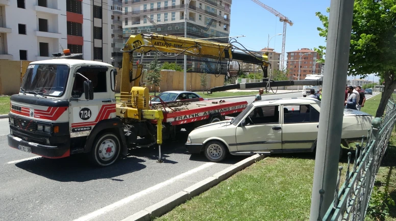 Malatya'da Kamyon Otomobili Refüje Savurdu: Maddi Hasar Meydana Geldi!