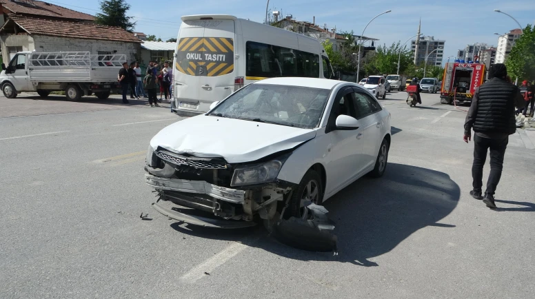 Araç önce otomobile çarptı, ardından duvara çarparak alev aldı.