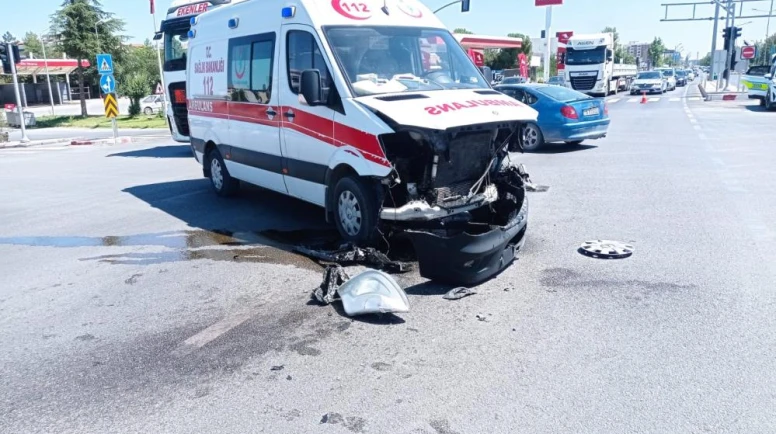 Malatya’da kaza ihbarına giden ambulans kaza yaptı