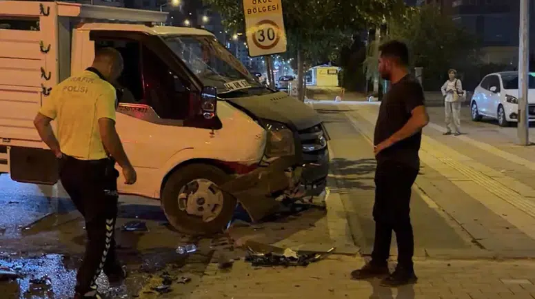 Yeşilyurt'ta Pikap ile Otomobil Çarpıştı: 3 Yaralı