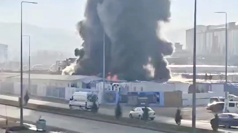 Malatya’da Şantiyede Korkutan Yangın: 24 Konteyner Kül Oldu