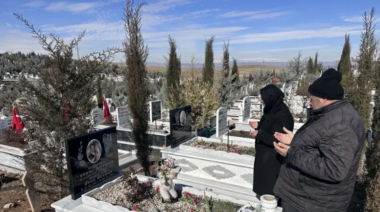 17 Saniyede Yok Olan Aile: Anne Kızıyla, Baba Oğluyla Yan Yana