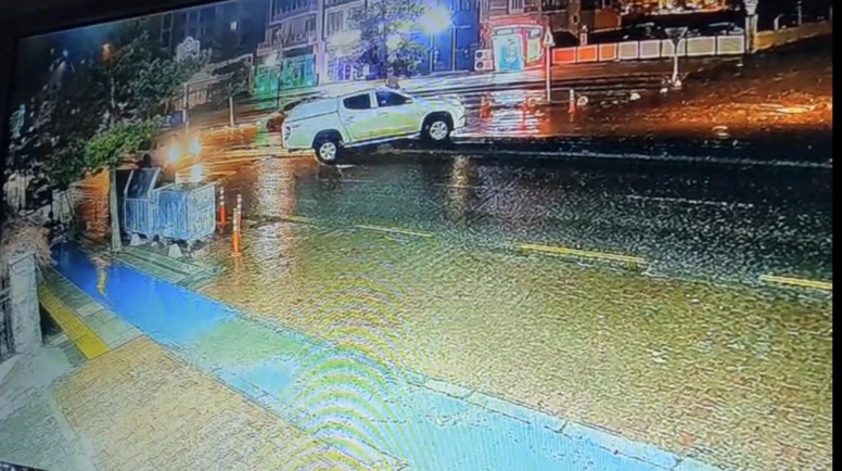 Malatya’da Pes Dedirten Görüntü: Refüjden Karşıya Geçti