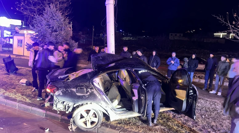 Otomobil Trambüs Direğine Çarptı: Sıkışan Sürücü Kurtarıldı