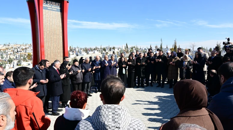 Bakan Uraloğlu Malatya Deprem Şehitliği’nde: Karanfillerle Andı