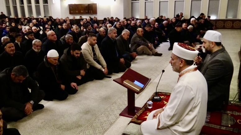 Malatya’da Berat Kandili Coşkusu: Camiler Doldu, Eller Semaya Açıldı