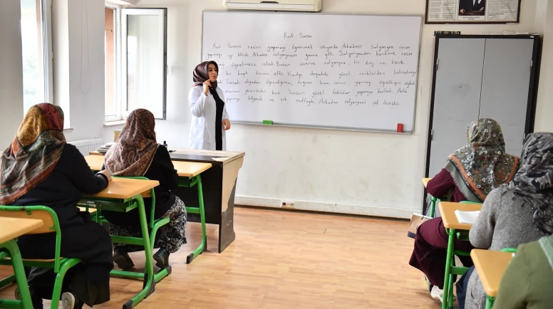 Topsöğüt’te Okuma Yazma Gururu: Kursiyerler Belgelerini Aldı