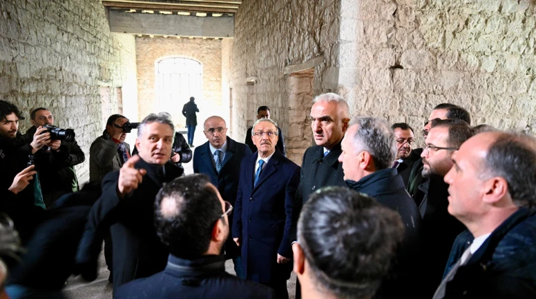 Bakan Ersoy Sahada: Yeni Cami ve Atatürk Evi’nde Restorasyon İncelemesi