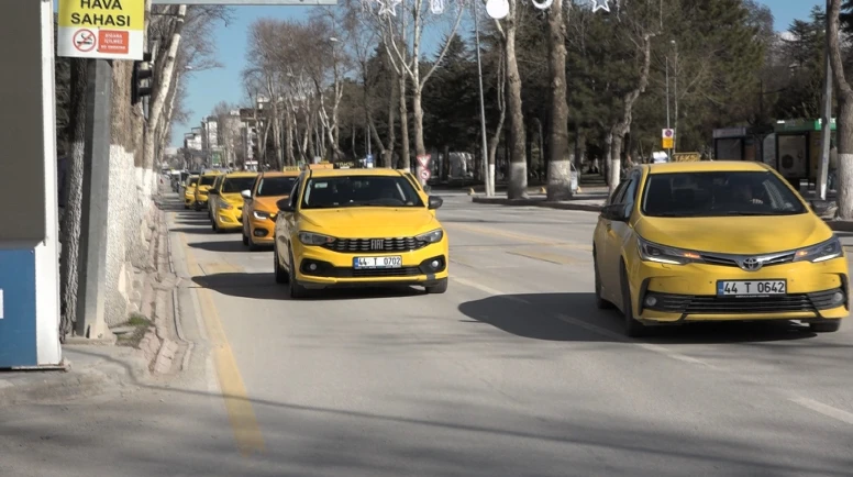 Malatya’da Taksicilerden Belediye Önünde Zam Eylemi