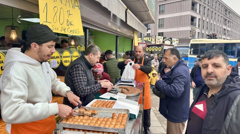 Malatya’da Arefe yoğunluğu: Çarşı ve pazarda iğne atsan yere düşmüyor!