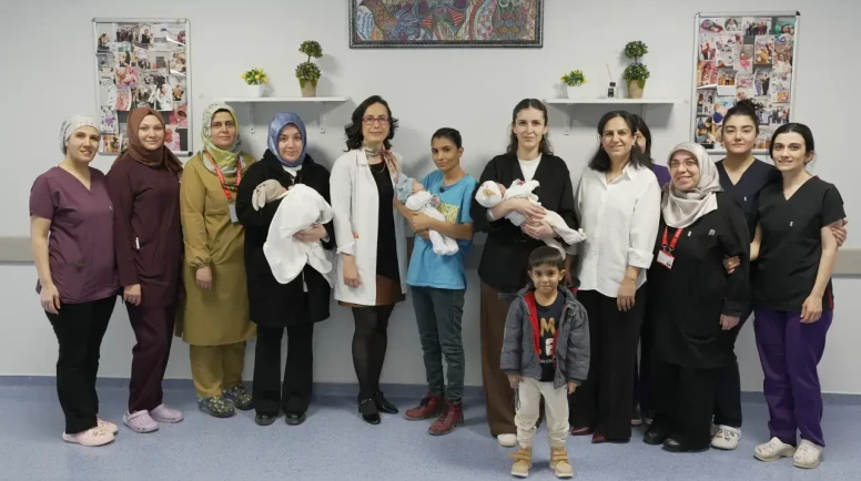 750 gram doğan 3 prematüre bebek sağlıklı şekilde hayata tutundu!