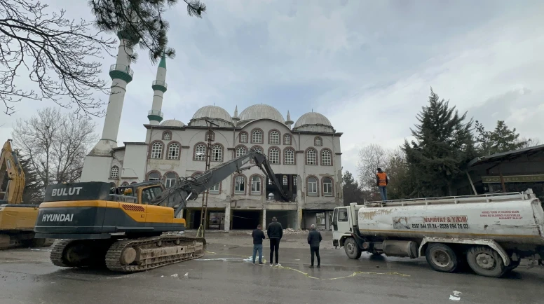 Malatya'da Yıllara Meydan Okuyan Sanayi Camii Yıkıldı