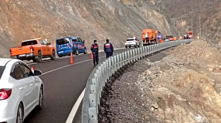 Erkenek’te toprak kayması: Malatya-Adıyaman karayolunda ulaşım aksadı!