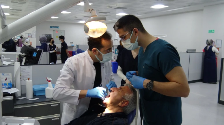 Diş İmplantını Erteleme: Sağlık ve Ekonomik Risklere Neden Oluyor