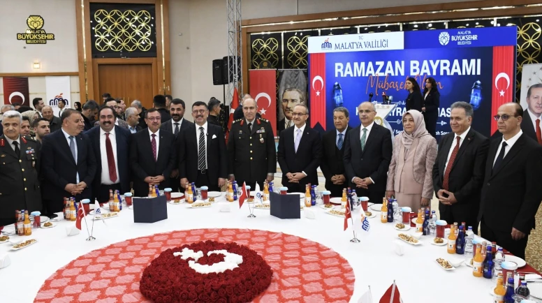 Malatya’da protokol ve vatandaş bayramlaştı: Sosyal yardımlarda bütçe açıklandı!