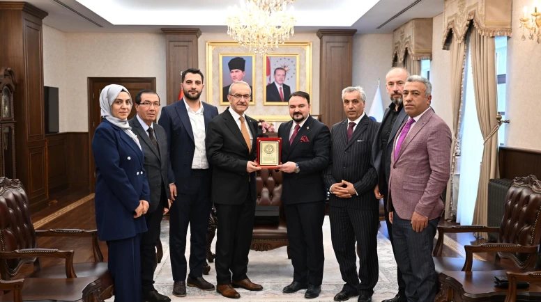 Malatya Vefa Derneği’nden Vali Seddar Yavuz’a Teşekkür Plaketi