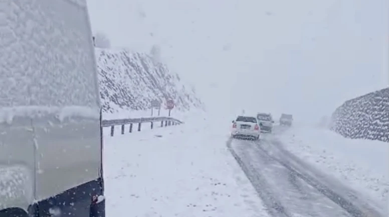 Pütürge Yolunda Kar Esareti: Araçlar Mahsur Kaldı