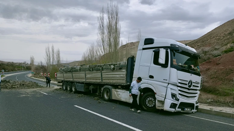 Sürücü Direksiyon Başında Uyuyakaldı, Tır Karşı Şeride Geçti