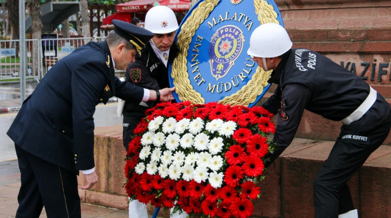 Malatya’da Polis Haftası Kutlamaları: Atatürk Anıtı’na çelenk sunuldu