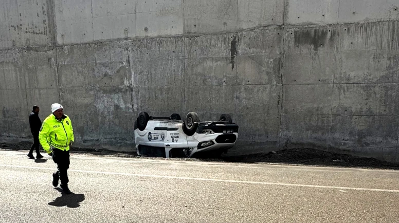 Akçadağ’da belediye personeli kaza yaptı: Araç ters döndü, 2 yaralı