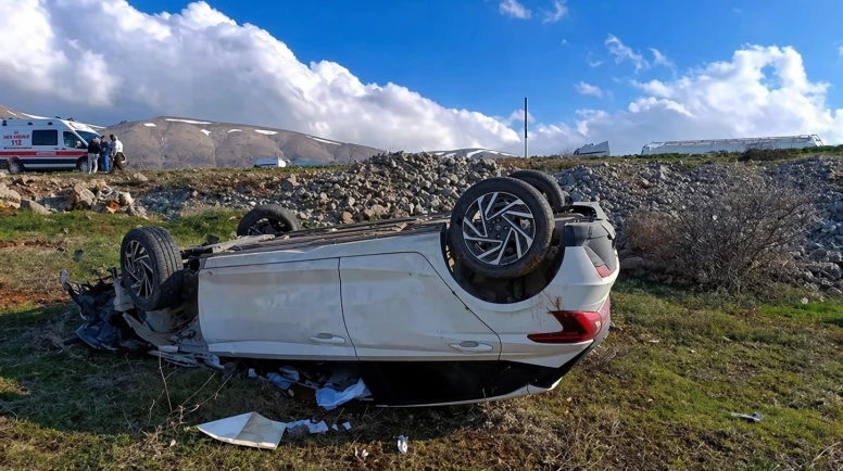 Doğanşehir’de Otomobil Şarampole Devrildi: Yaralı Sürücü Hastaneye Kaldırıldı