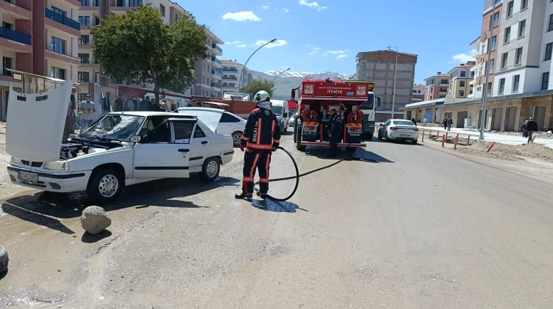 Turgut Temelli Caddesi'nde Araç Alev Aldı, Vatandaşlar Paniğe Kapıldı