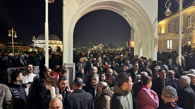 Kutsal Yolculukta Duygu Seli: İlk Hac Kafilesi Gözyaşlarıyla Uğurlandı
