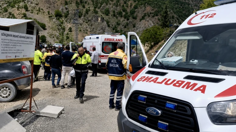 Malatya’da Kamyonet Şantiyeye Daldı: Prefabrik Yapıya Çarpan Araçta 3 Yaralı