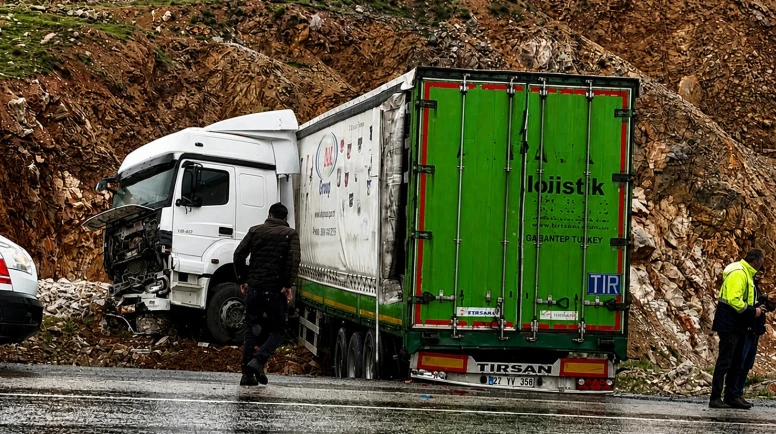 Tır Kazası Sonucu Sürücü Yaralandı: Hastaneye Sevk Edildi