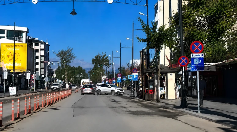 İnönü Caddesinde Kaza Kamerada El Frenini Çekmeyince Araç Hareket Etti