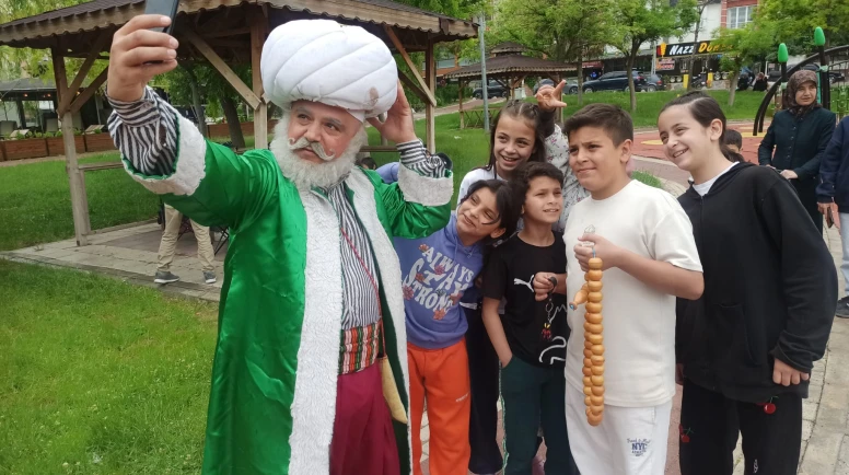 Depremzede Çocuklara Tiyatrocu Ömer Konakçı’dan "Nasreddin Hoca"lı Moral Desteği