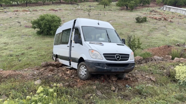 Doğanşehir'de Minibüs Şarampole Devrildi: 2 Kişi Yaralandı