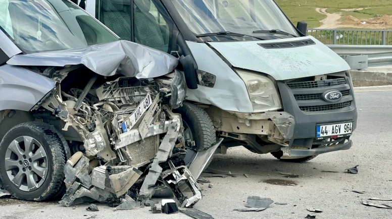 Malatya'da Minibüs ile Ticari Araç Çarpıştı: 8 Yaralı