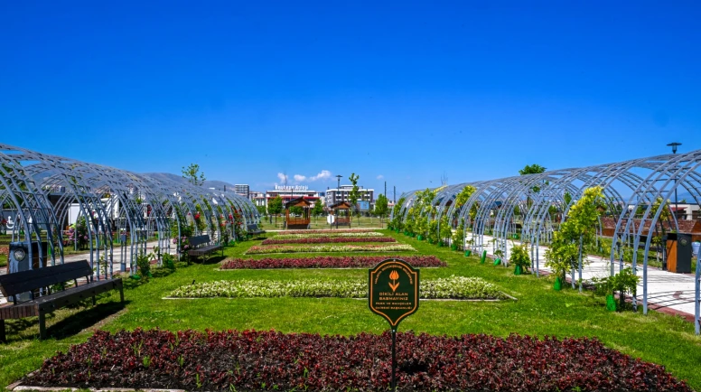 Malatya’da Parklar ve Kavşaklar Çiçeklerle Süslendi
