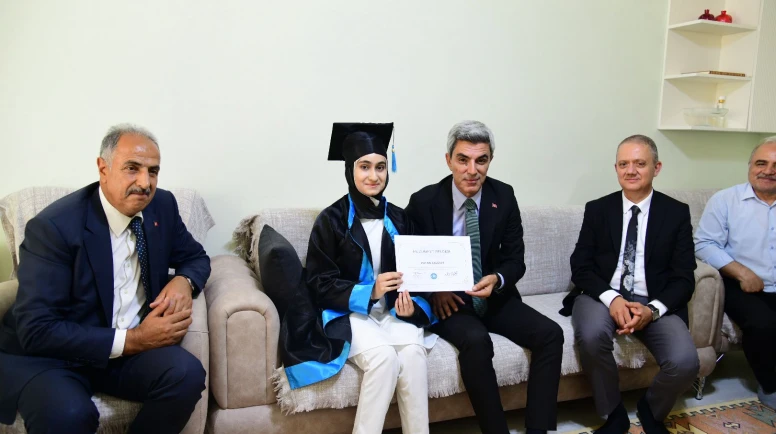 Engelleri Azmiyle Aştı, Mezuniyet Belgesini İl Müdürünün Elinden Aldı