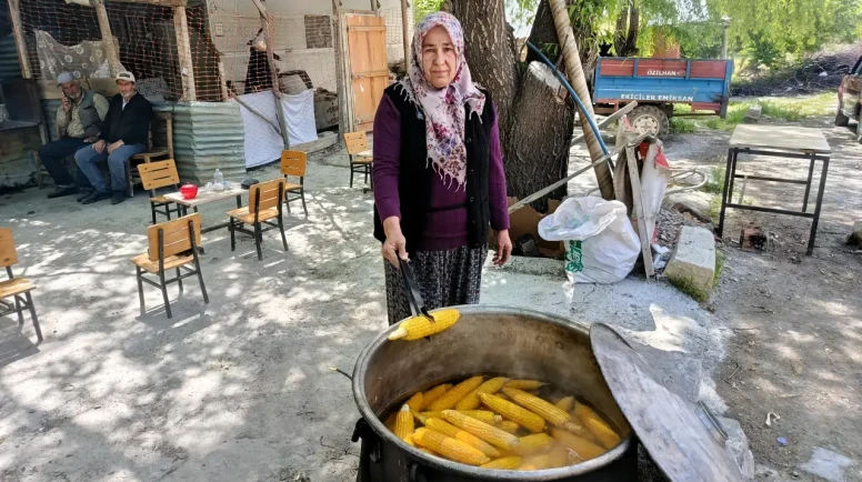 Diş Hekimliği Okuyan Çocuğunu Mısır Satarak Okutuyor