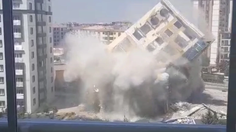 Şehristan Evleri’ndeki O Blok Yeni Yöntemle Tamamen Yıkıldı!