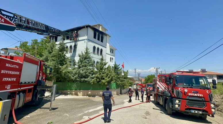Medresede Çıkan Yangın Paniğe Yol Açtı, Zarar Büyük