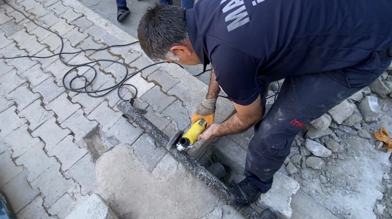 Yeşilyurt'ta Boruya Sıkışan Yavru Kedi İtfaiye Tarafından Kurtarıldı