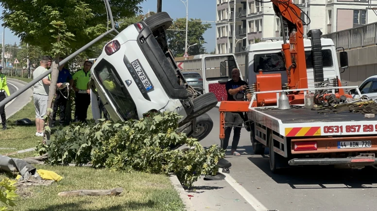 Battalgazi Alt Geçidinde Kaza: Araç Ters Döndü, 3 Yaralı