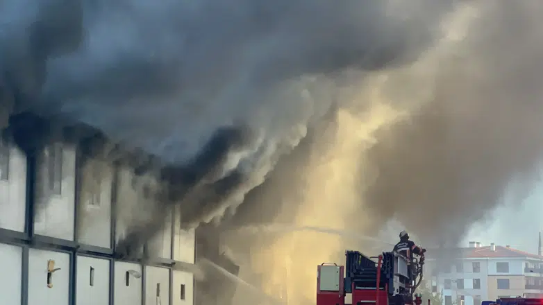 Malatya Battalgazi'de Korkutan Yangın: Şantiye Konteynerleri Alevlere Teslim Oldu!